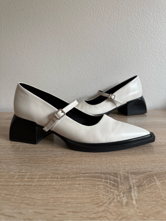 Vagabond Shoes - Vagabond Shoemakers Vivian white Pointed Toe Mary Jane Pump Sz 38/8 chunky heel